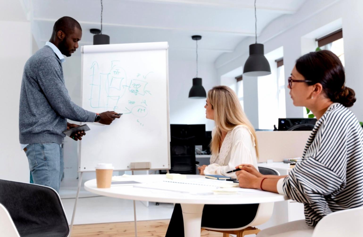 Finanzplanung Arbeitsplatz mit Unterlagen und Laptop